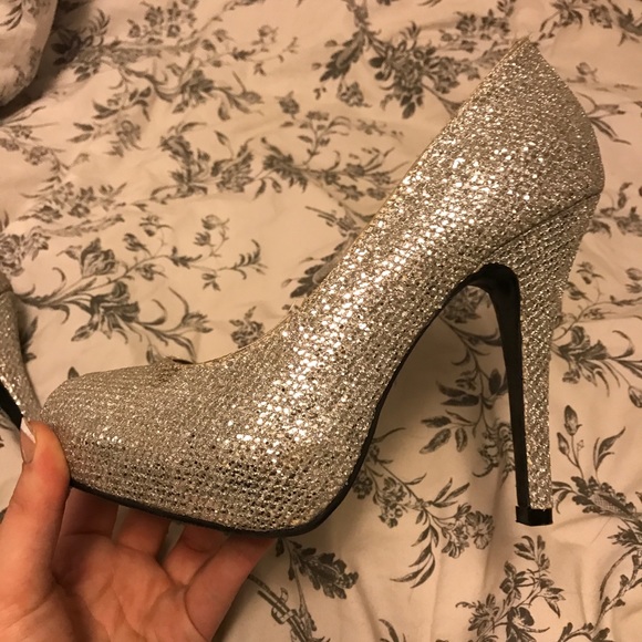 Glo silver glitter heals. Size 8 - Picture 3 of 5